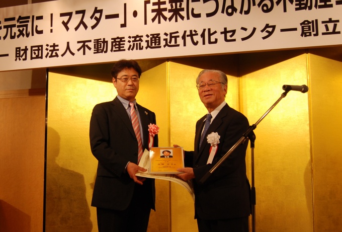 「地域を元気に!マスター」大賞を受賞した高橋氏(写真左)と審査委員長の堺屋氏(写真右)