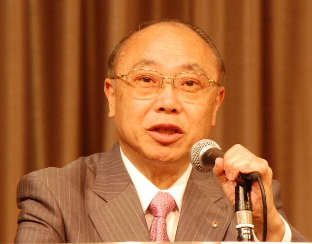 「公益社団法人にふさわしい品格と透明性を持つ、会員からも都民からも信頼される団体をめざす」などと語る池田行雄会長