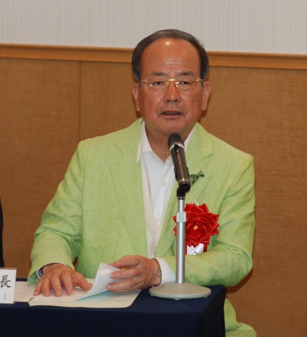 「会員各社の皆さんは現場で言葉に尽くせない努力をしている。木住協は団結してる」などと語る同協会会長・矢野 龍氏。東日本大震災受けた節電対策として環境省が推奨する「クールビズ」姿で会見した