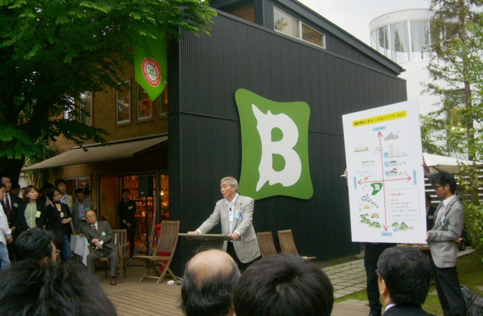「自然や文明それぞれに偏り過ぎることなく、自然体で楽しい暮らし方を提案していく」と述べる(株)アールシーコア代表取締役社長・二木浩三氏