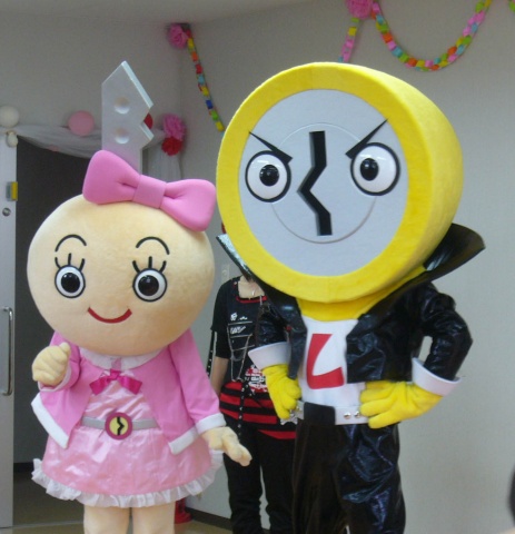 紙芝居にも登場するキャラクター「ロック(右)」と「キーチャ」の着ぐるみ