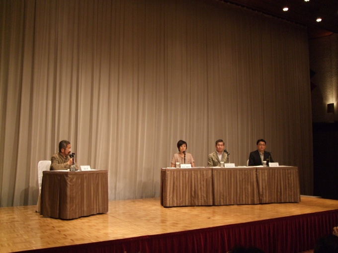 「第6回ウィズガスCLUBシンポジウム」の様子。トークセッションでは、タレントの渡辺満里奈氏も加わった
