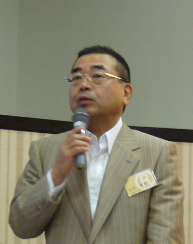 総会冒頭で挨拶を述べる同協議会会長の山本卓也氏