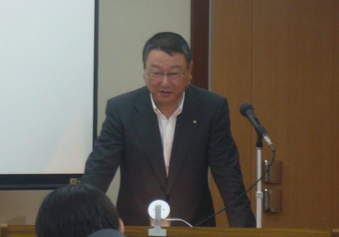 「1展示場当たり5人以上の体制にしていく」と述べる東日本ハウス(株)代表取締役社長・成田和幸氏