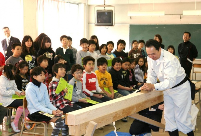 木望の未来プロジェクトの一例。「ふれあい授業」でカンナがけを紹介