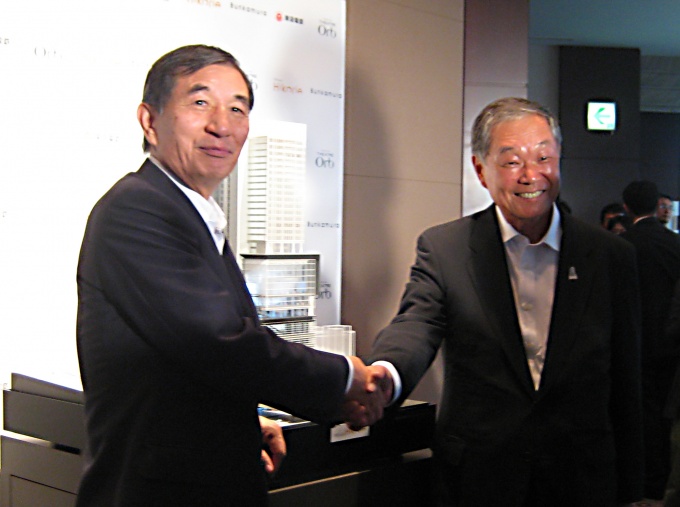 握手を交わす東京急行電鉄(株)取締役社長の野本弘文氏(左)と(株)東急文化村取締役社長の渡辺 惇氏(右)