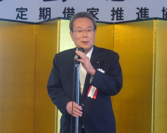総会後の懇親会で、「有効なツールやホームページを使用し、定期借家制度の普及・促進に努めたい」などと挨拶した代表世話人の伊藤氏