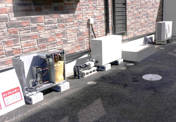室外機。手前2つは地中熱エアコンのもので、一番奥は通常の空気熱利用のエアコンのもの