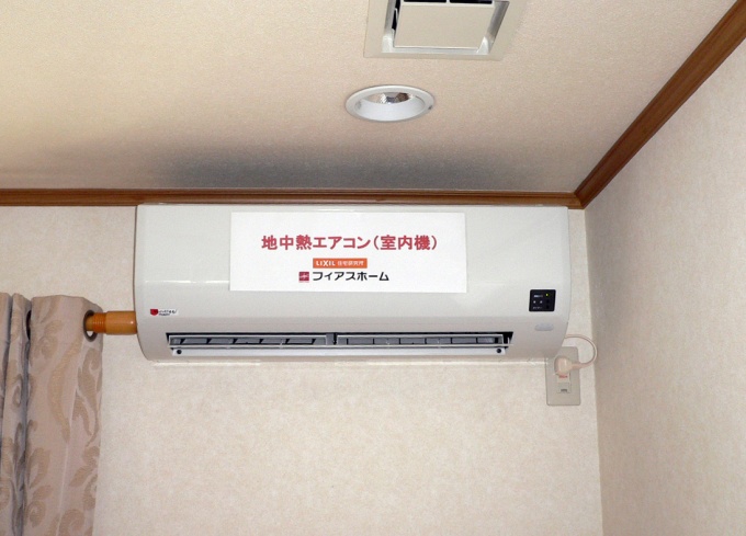 地中熱エアコンの室内機。なお室内機は空気熱エアコンのものと同種とのこと