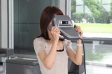 「MRヘッドマウントディスプレイ」を使用した状態