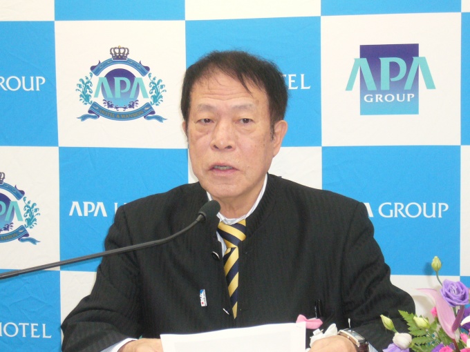 会見で「中期計画で予定しているマンションは10棟だが、11棟目となる建設地を新宿区で取得した。事業機会があれば、準都心エリアでの供給も視野に入れたい」などと語る、アパグループ代表・元谷外志雄氏