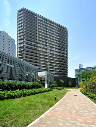 外観。東京湾に面したウォーターフロントに位置する