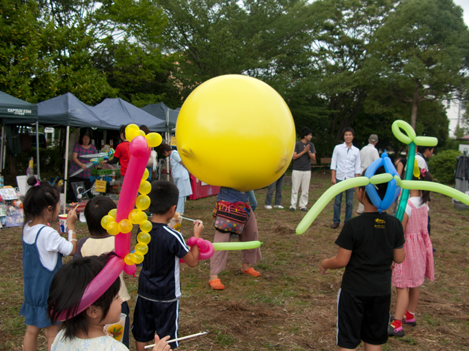 風船で子供たちを楽しませ、すっかり虜にしてしまったバルーンマン(中央)。バルーンマンの周囲には、子供たちの歓声と笑い声が絶えなかった