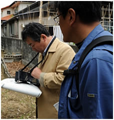 タブレット型情報端末機器による「被災建物調査ツール」を用いた現地調査の様子
