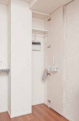 「Brillia 板橋大山」に導入した、掃除用具の収納スペース「クリーンキャビネット」