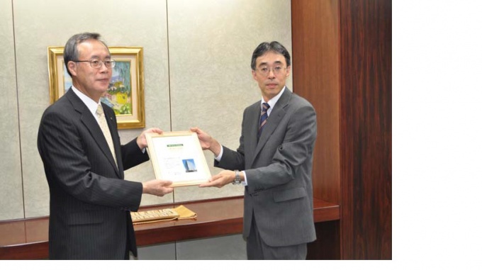 DBJ常務執行役員・草野 晋氏(右)より、認定証を授与される同社代表取締役社長・吉田卓郎氏(左)