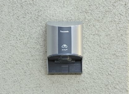 外壁面に設置した電気自動車対応コンセント