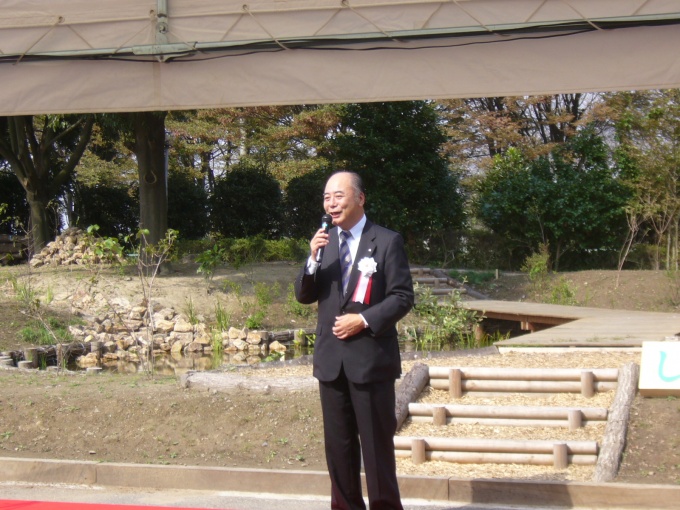 「地球や自然を守ることを意識し、本ビオトープを育てていきたい」と挨拶する同社代表取締役社長・生江隆之氏