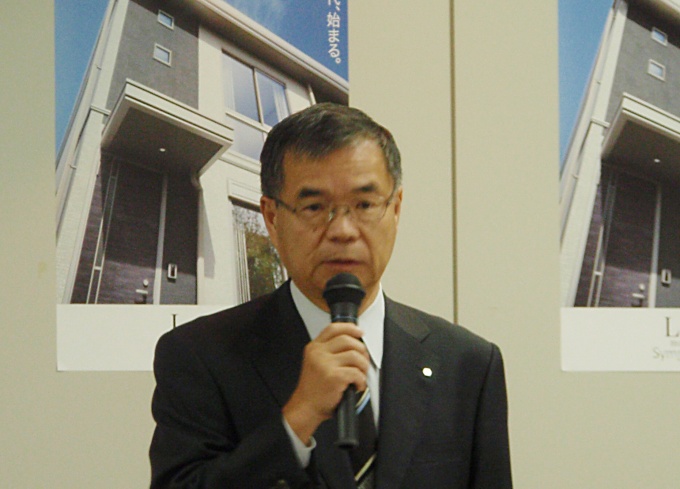 「メゾネットを採用することで通路や階段を設置せずに済み、コストダウンにつながる」などと話す村上氏