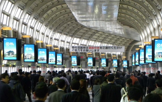 JR「品川」駅自由通路の広告