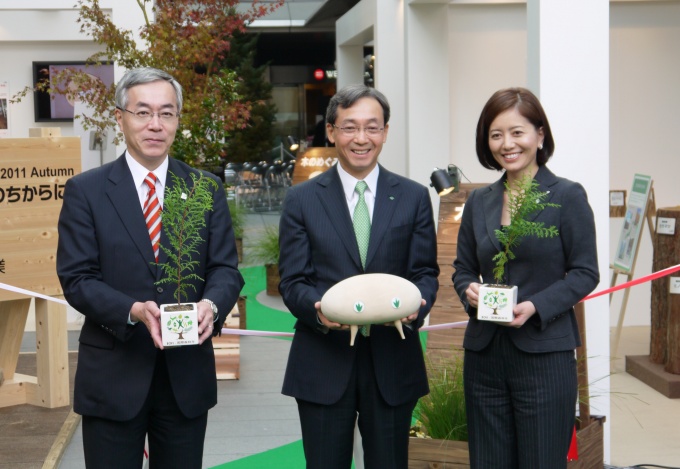オープニングセレモニーの様子。左が林野庁長官の皆川芳嗣氏、真ん中が住友林業(株)代表取締役社長の市川 晃氏、右がフリーアナウンサーの草野満代氏