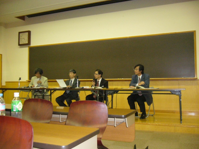 最後に、折田泰宏東日本大震災特別研究委員会委員長(一番左)らによるディスカッションが開催され、出席者からの質疑応答に答えるなど、活発な意見交換がなされた