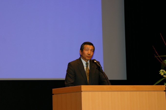 開会の挨拶で、「2010年度の新築着工数と既存住宅流通量はほぼ同数。流通新時代を迎え、既存住宅の流通活性化は今後ますます重要な課題となる」と話す、同協会理事長の袖山靖雄理事長