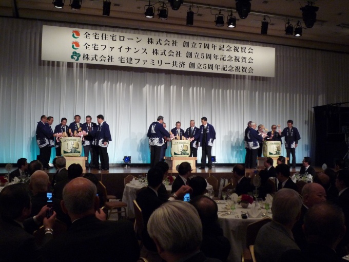 来賓も交え、盛大に鏡開きが行なわれた