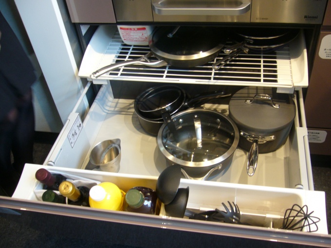「MOC KITCHEN 2012」のオール引き出し式キャビネット。音を立てずに閉まるブルモーション機能を採用している