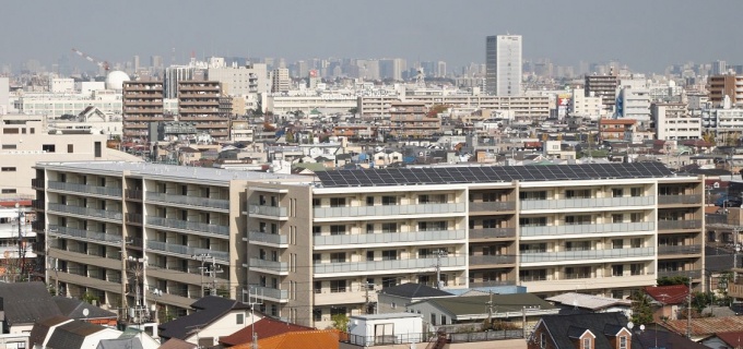 屋上(南棟)に太陽光パネルを設置した「ブリリア イースクエア」
