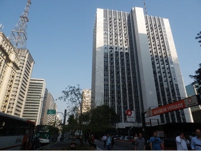 「STARTS BRASIL IMOBILIARIA LTDA」が入居するビル(右)は、南米一のビジネス街パウリスタ大通りの中心に位置する