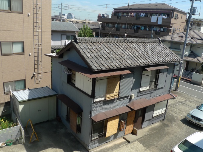 従前の木造長屋と駐車場