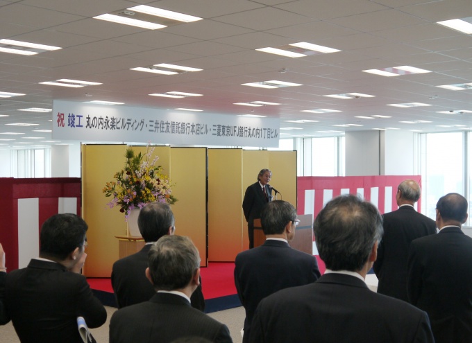 竣工パーティで「当ビルは、丸の内、いや日本でもトップクラスのインテリジェンスビルである」と語る三菱地所の杉山博孝社長