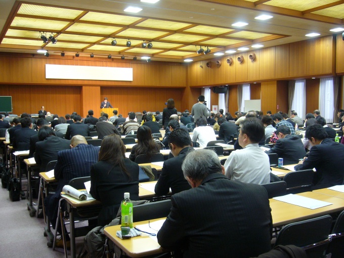 会場には約270名が集まり、真剣に耳を傾けていた