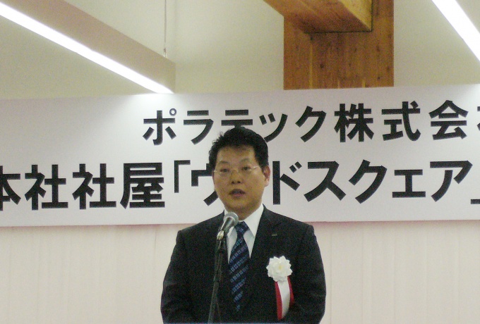 「新社屋完成を機により一層のお客様サービスの向上に努めていきたい」と挨拶する代表取締役・中内氏