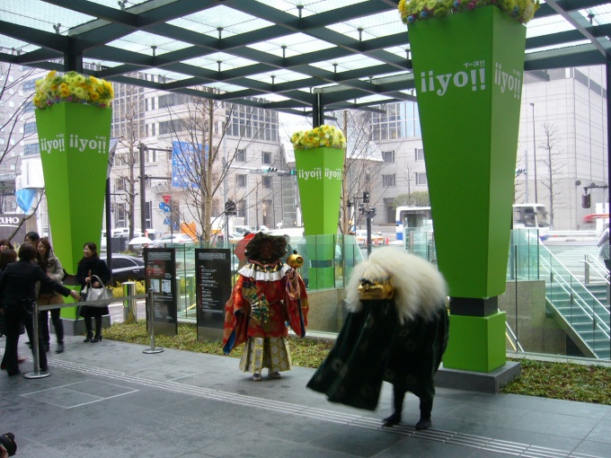 「獅子舞演舞」で開業を祝った