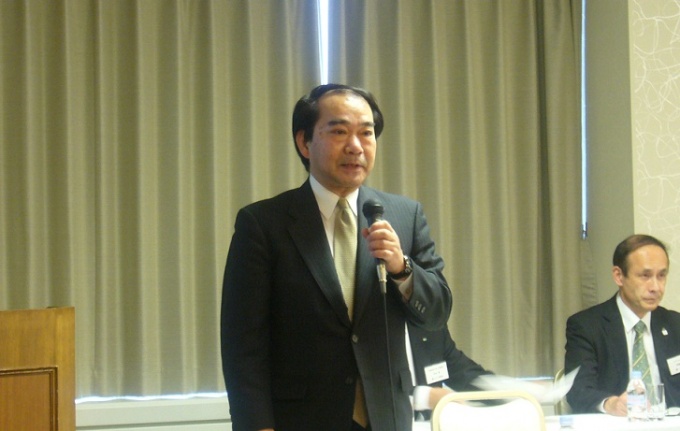 住宅部会の活動について説明を行なう(社)プレハブ建築協会住宅部会長代行・馬場三千雄氏