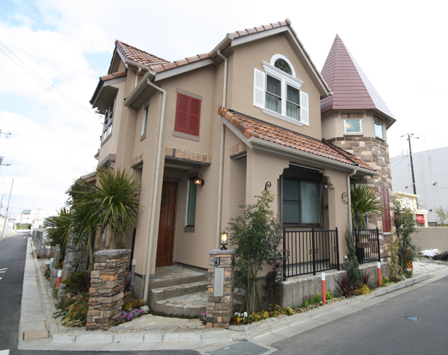街区の入口近くの1号棟は、フランスの教会に見立てたシンボル棟とした。ワインレッドの尖塔屋根が目を引く