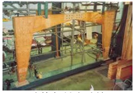 Bコース建築部材実験棟での振動実験の様子