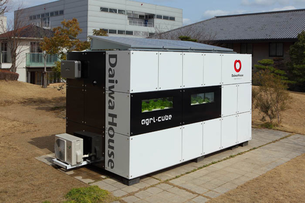 「agri-cube E」(本体価格850万円(税込み))。独自開発技術の「照明器具昇降システム」、「養液循環・排水システム」を標準装備