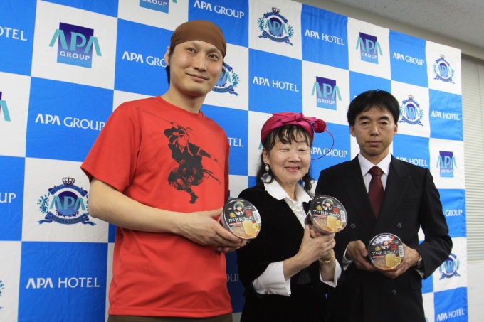 アパホテル(株)代表取締役社長の元谷芙美子氏(中央)と、麺屋武蔵本店の大番頭の矢都木二郎氏(左)、(株)とかち麺工房の担当主任(右)