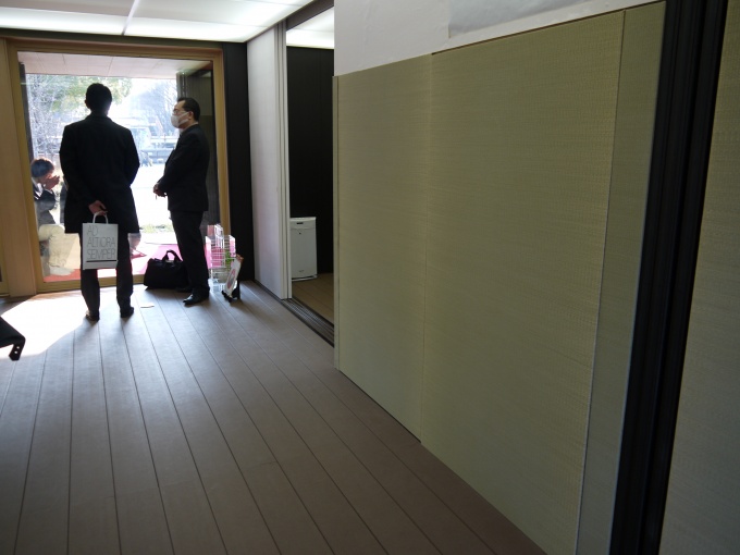 和のデザイン導入、ノンケミカルへの対応として、壁へ畳を貼り付けている。斬新なアイディアは学生ならでは