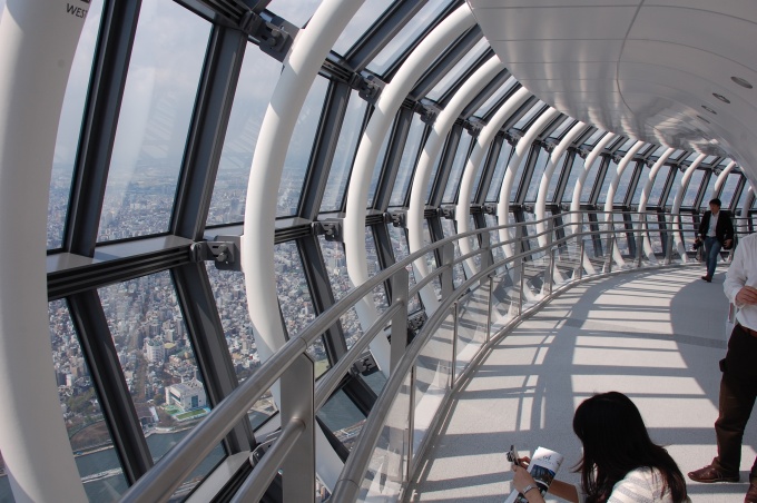ガラス張りのスロープになっている「東京スカイツリー展望回廊」