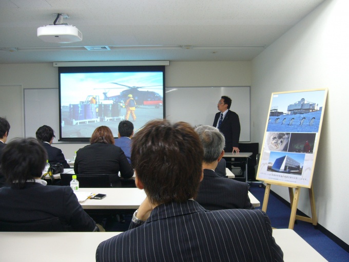 報告会では、建築材料の運搬の様子なども紹介された