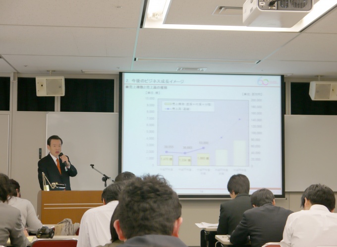 「住宅市場の8割を占める工務店シェア市場へ参入していく」と述べるエス・バイ・エル(株)代表取締役社長の荒川俊治氏
