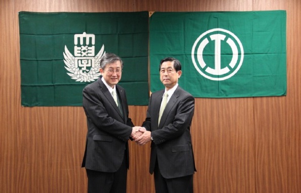 基本協定調印の様子。左は専修大学学長の日高義博氏、右は小田急電鉄取締役社長の山木利満氏