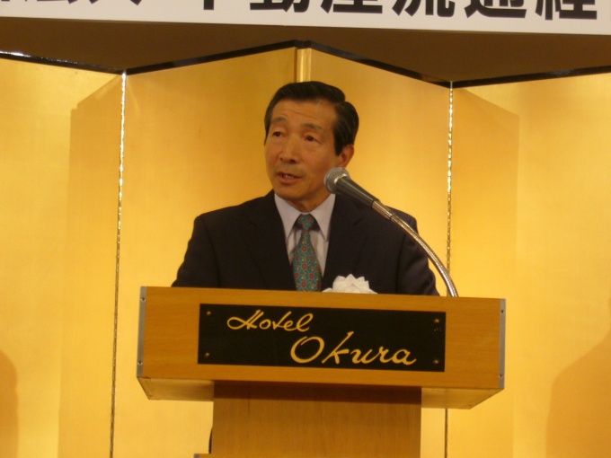 「今年度は、税制・金融等の政策提言の推進と、消費者への情報発信にいっそう努めたい」と挨拶した袖山理事長