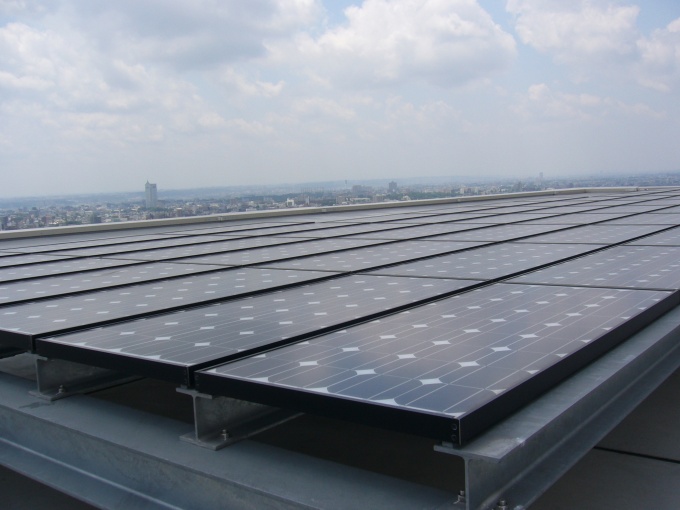 屋上に設置された太陽光パネル。年間約12万円分の電気代の削減が可能となる