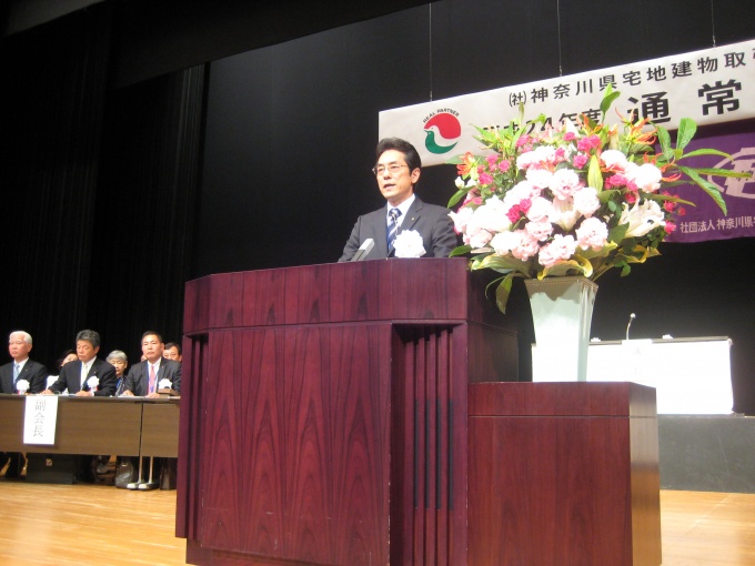 「公益社団法人化を見据え、一致団結して事業に取り組んでいきたい」と話す、再任した和氣会長