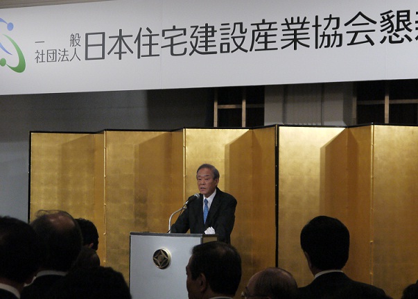 「各関連団体と連携を強めて、消費税引き上げの際の軽減措置を要望していく」と述べる(社)日本住宅建設産業協会理事長の神山和郎氏